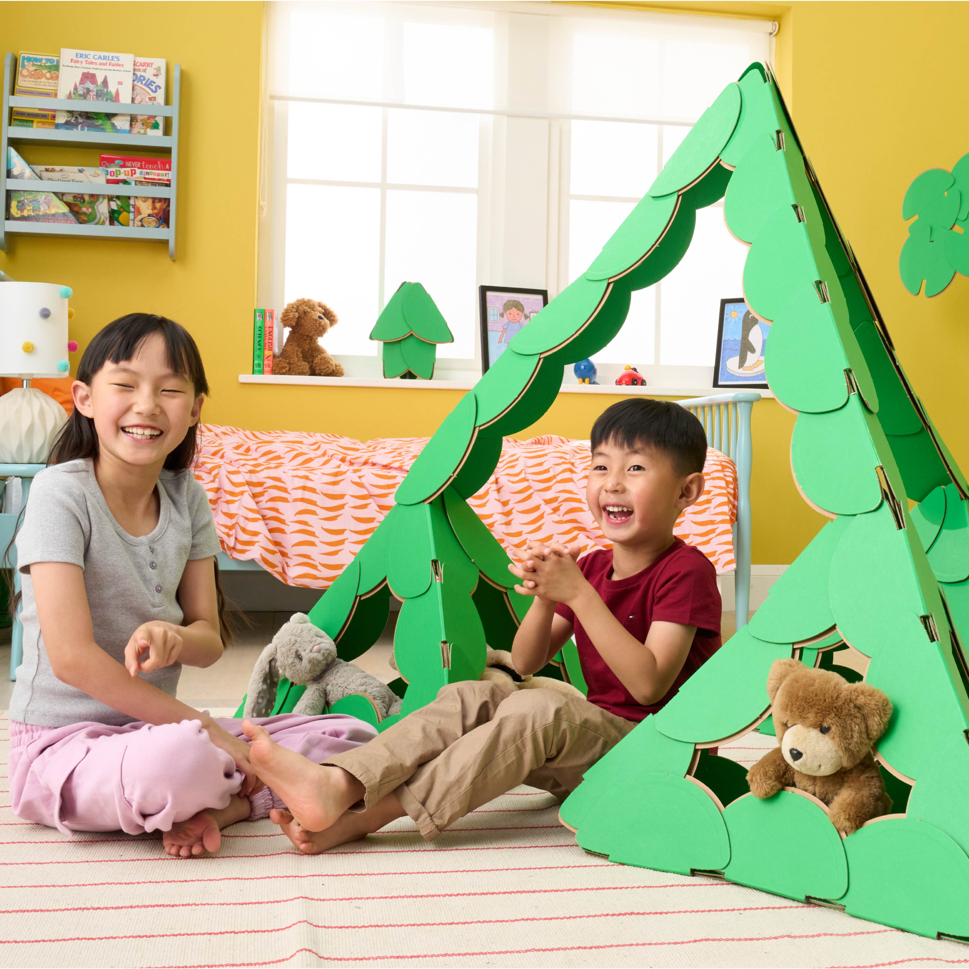 A brother a sister are playing
with their teddy bears in a large pyramid made out of a noook play® building kit. Other objects in the children's' bedroom are also made of out of noook play® discs.
This pyramid took 69 noook play® discs to build.