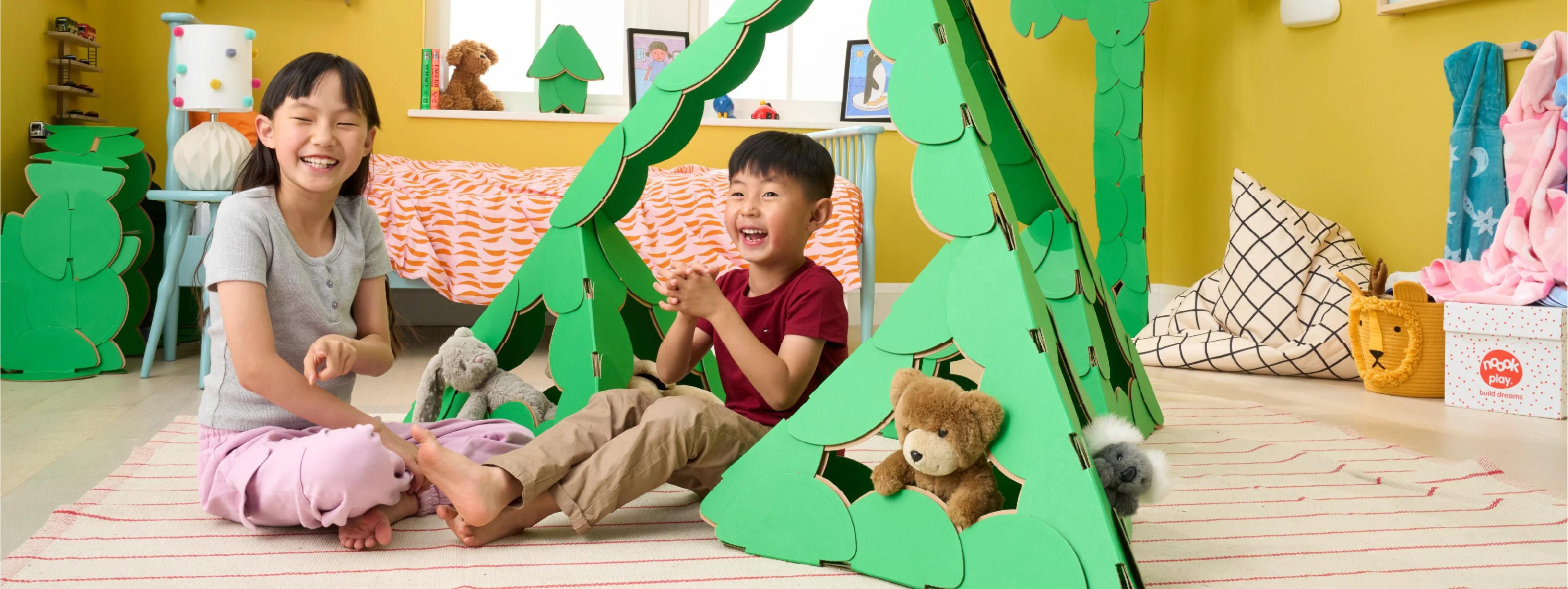 A brother a sister are playing
with their teddy bears in a large pyramid made out of a noook play® building kit. Other objects in the children's' bedroom are also made of out of noook play® discs.
This pyramid took 69 noook play® discs to build.