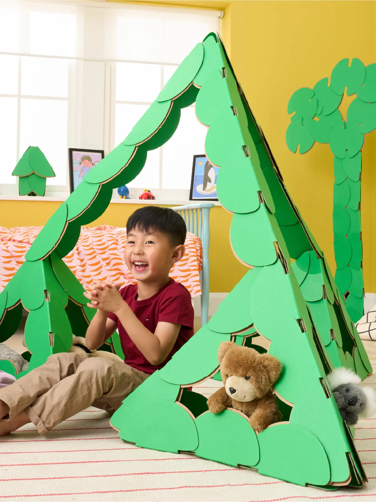 A little boy plays with his teddy bears in a large pyramid made out of a noook play® building kit. Other objects in the boy's bedroom are also made of out of noook play® discs.
This pyramid took 69 noook play® discs to build.