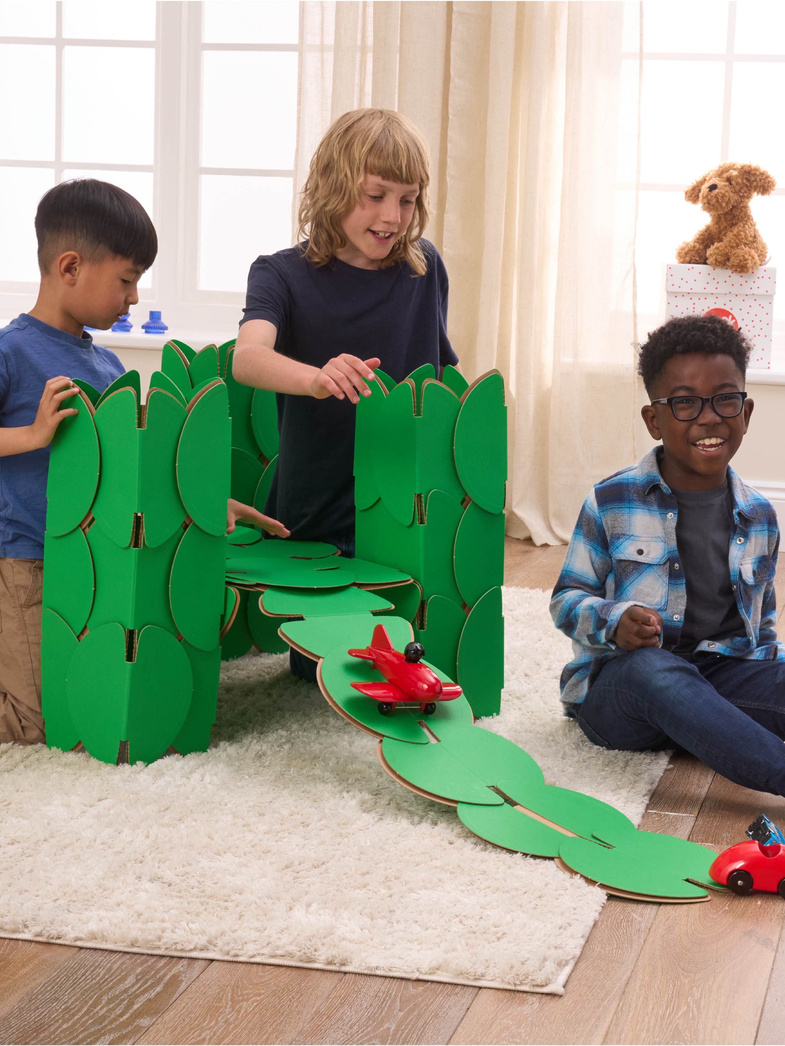 Three boys are playing with push cars on a bridge made out of a noook play® building kit. The bridge is in the shape of Tower Bridge in London.
This Tower Bridge took 68 noook play® discs to build.