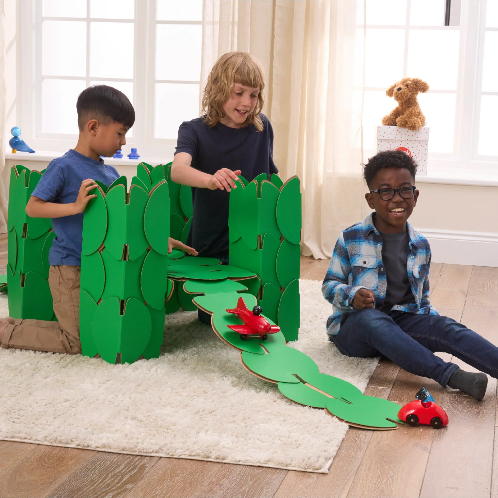 Three boys are playing with push cars on a bridge made out of a noook play® building kit. The bridge is in the shape of Tower Bridge in London.
This Tower Bridge took 68 noook play® discs to build.
