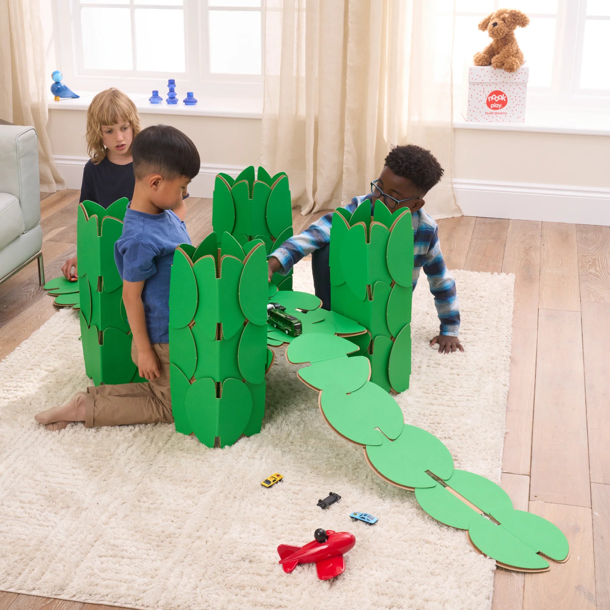 Three boys are playing with push cars on a bridge made out of a noook play® building kit. The bridge is in the shape of Tower Bridge in London.
This Tower Bridge took 68 noook play® discs to build.