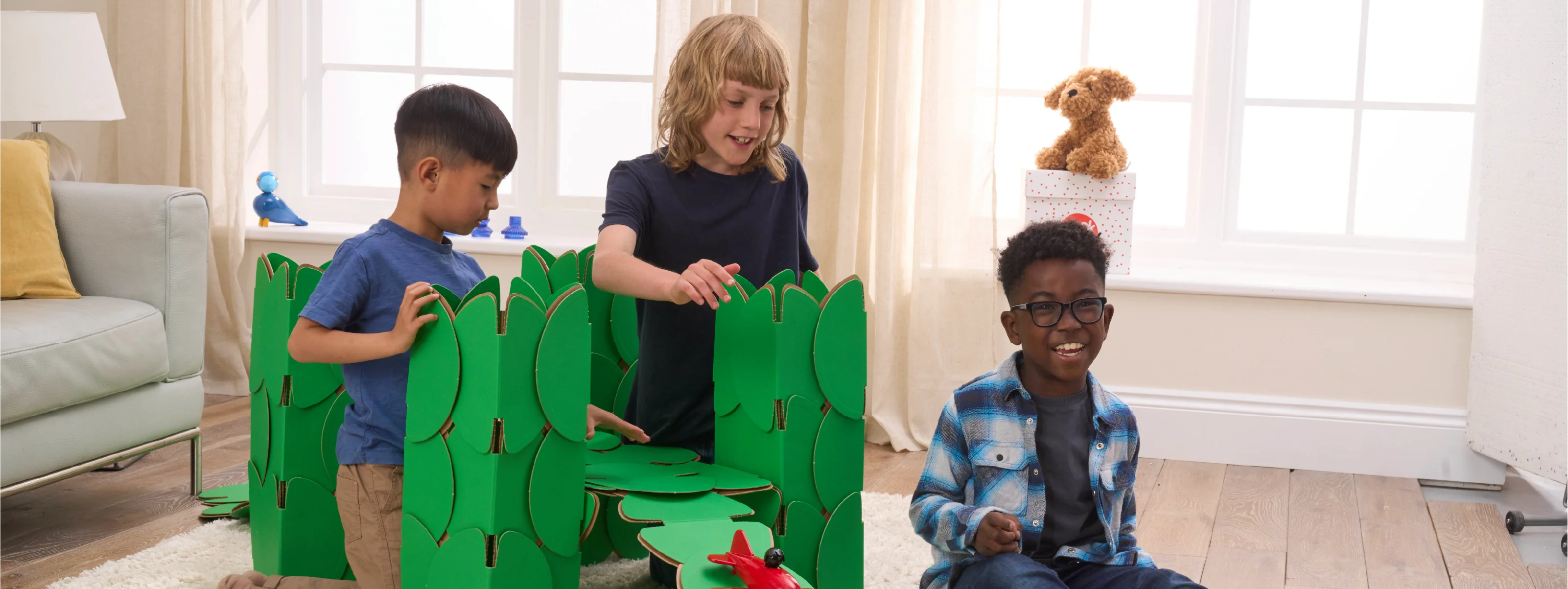 Three boys are playing with push cars on a bridge made out of a noook play® building kit. The bridge is in the shape of Tower Bridge in London.
This Tower Bridge took 68 noook play® discs to build.
